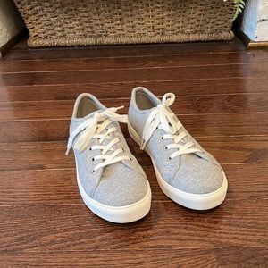LIKE NEW Women’s Loft Fabric Sneaker (US 9)